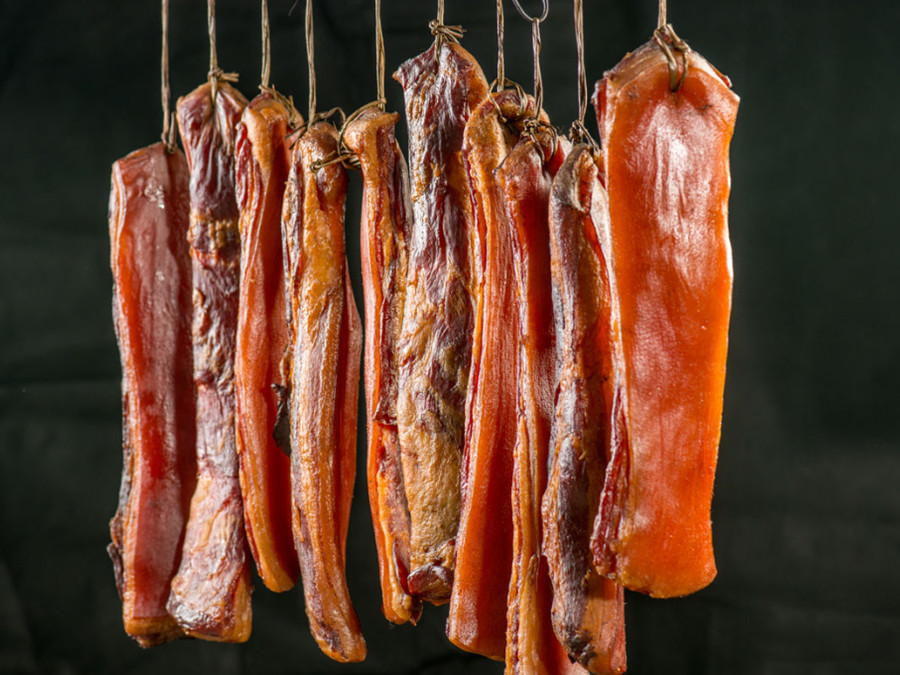 風干后的臘肉 風干后的臘肉