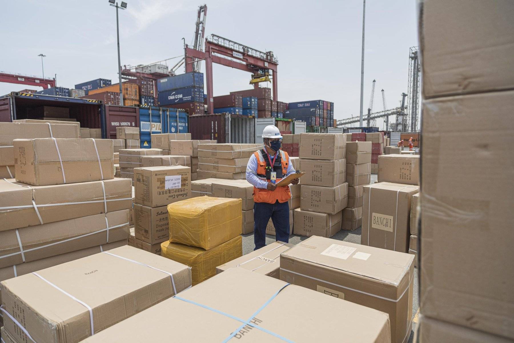 工作人員正在對貨物進行核查