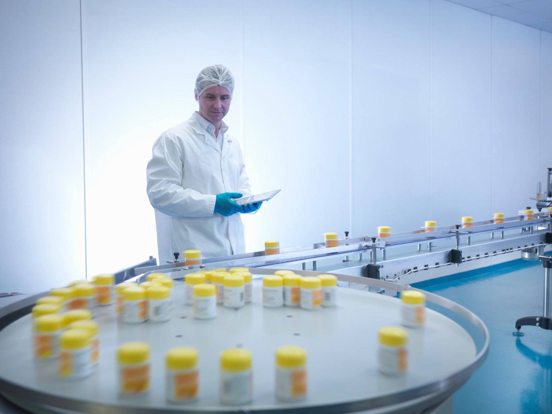 工作人員正在對貨物進行取樣試驗