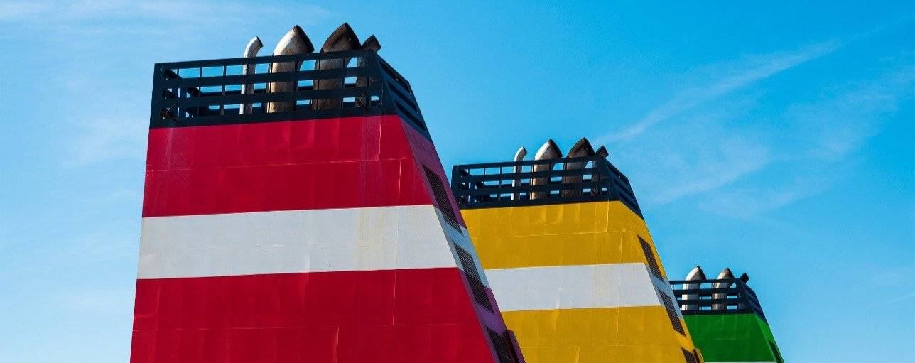 正在排放二氧化碳的貨輪